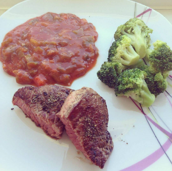 Steak und Gemüse mit Wildkräutersalz